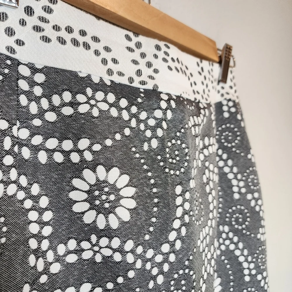 Banana Republic grey floral pencil skirt. Women's‎ size 6